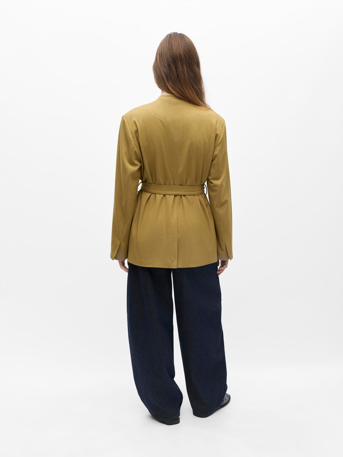 model_shot-back